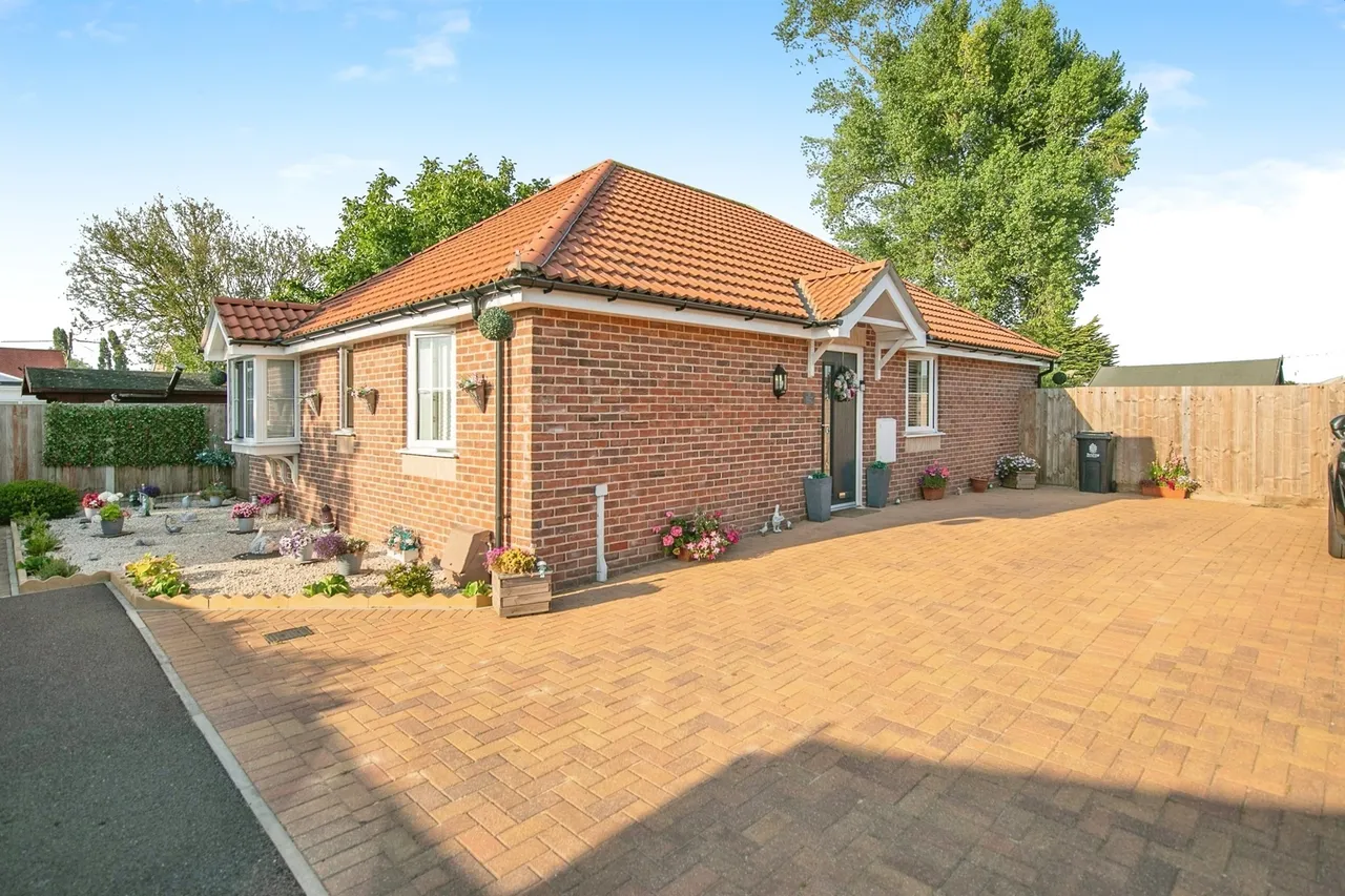 Whitegates Court, Little Clacton, CO16, photo 5