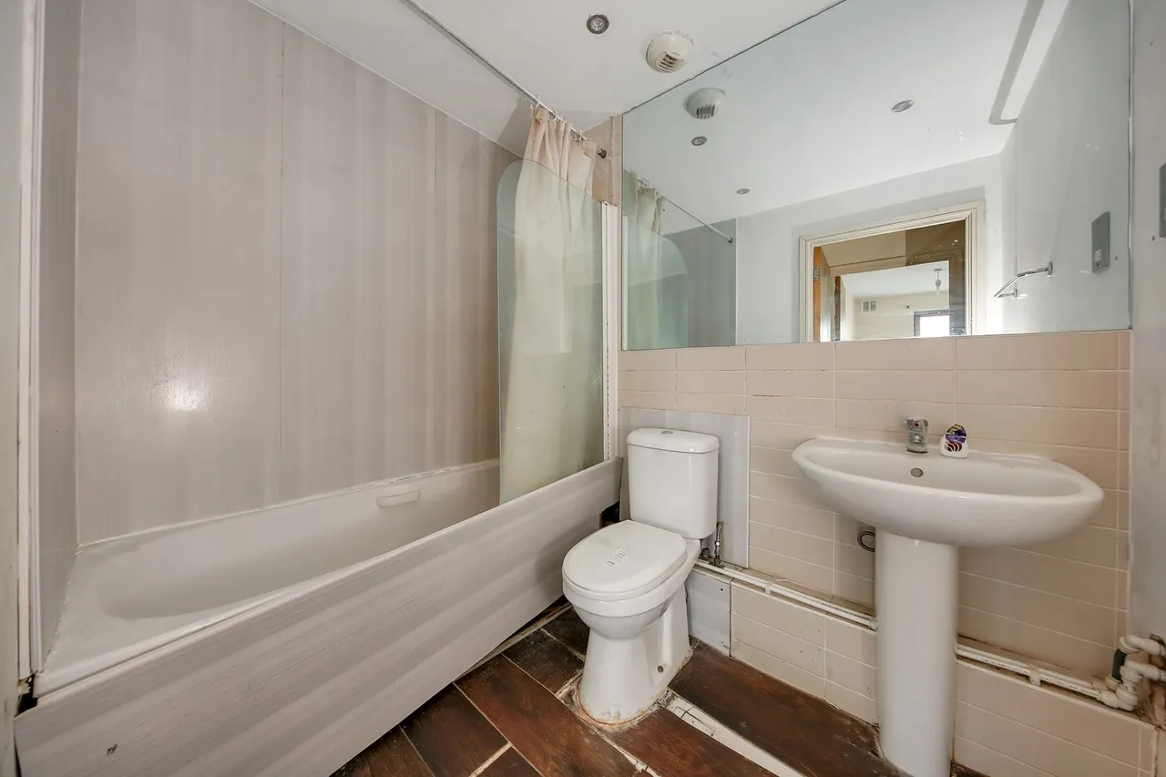 Flat 10 Vector Point, 1-5 Hainault Bridge Parade, London, IG1 4GF, photo 14