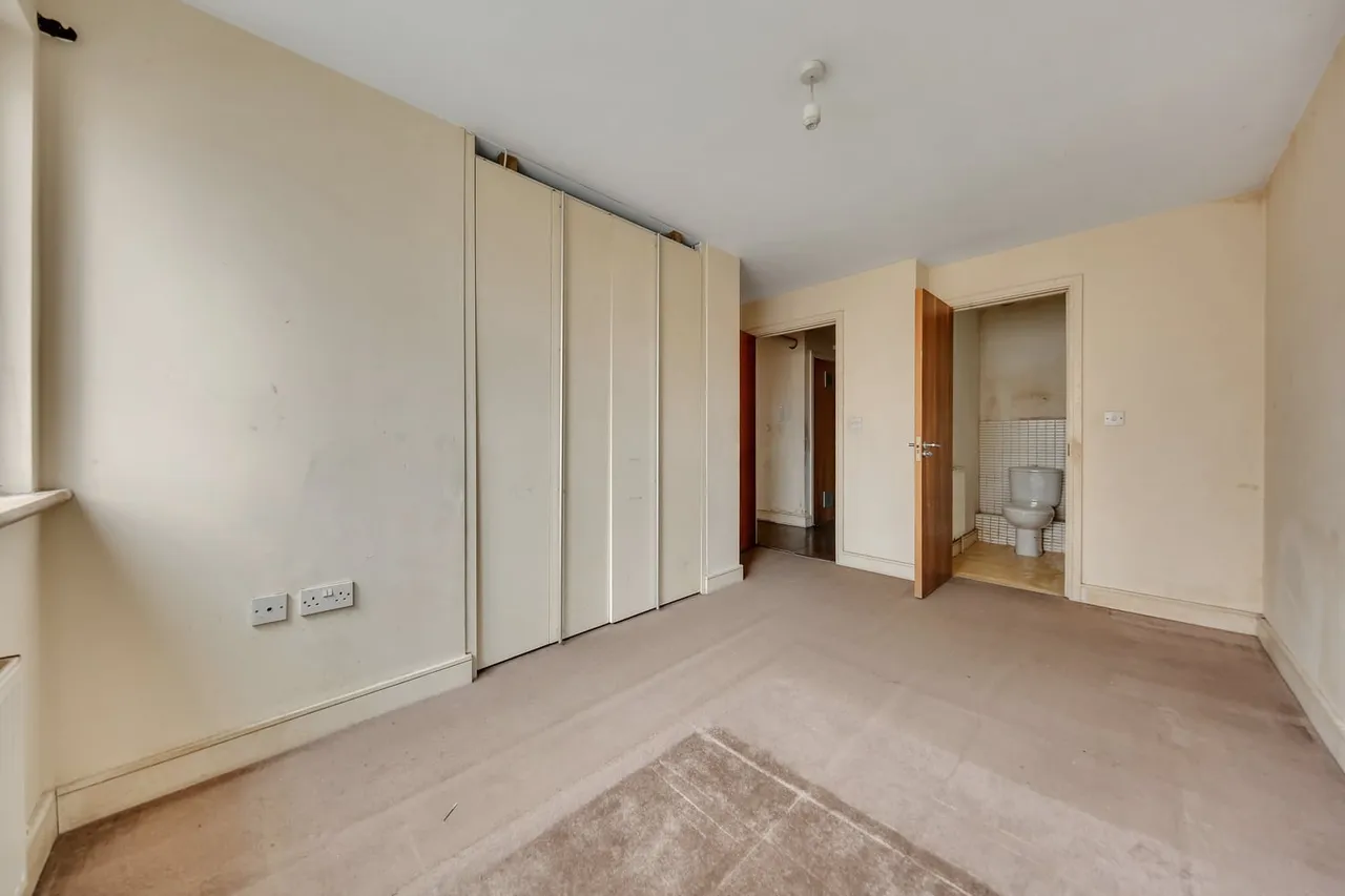 Flat 10 Vector Point, 1-5 Hainault Bridge Parade, London, IG1 4GF, photo 9