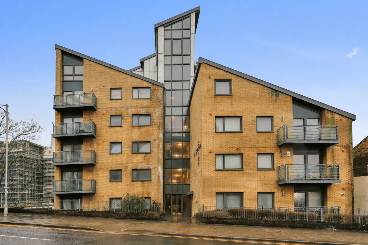 2 bed property for sale — Flat 10 Vector Point, 1-5 Hainault Bridge Parade, London, IG1 4GF