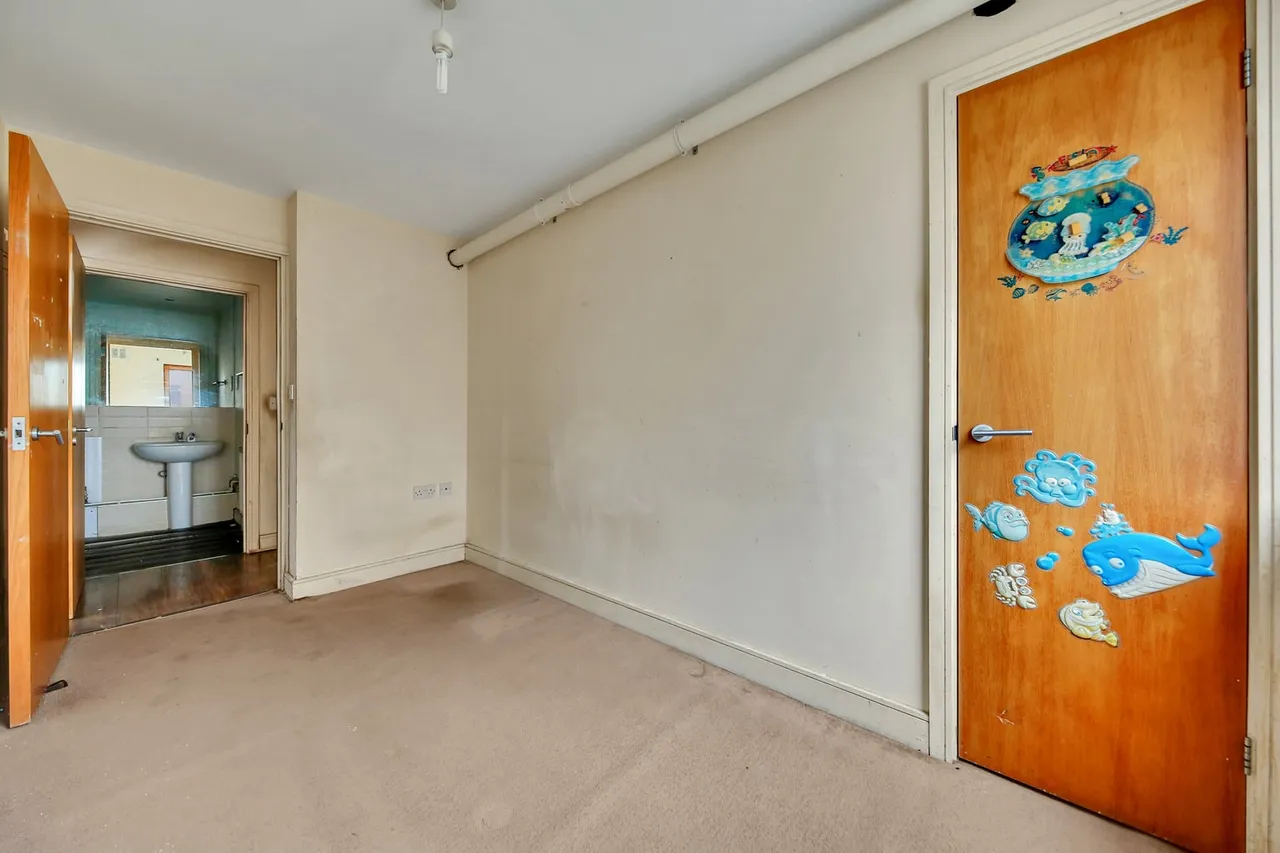 Flat 10 Vector Point, 1-5 Hainault Bridge Parade, London, IG1 4GF, photo 12
