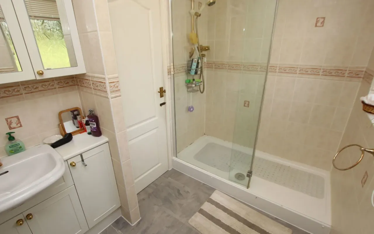 Copperas Close, Millhouse Green, photo 13