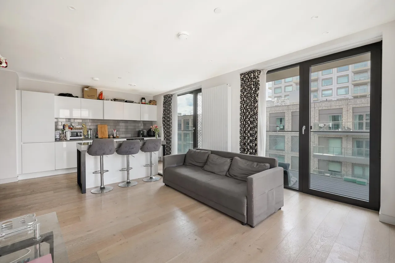 3 bed flat for sale, John Cabot House, Royal Wharf, E16