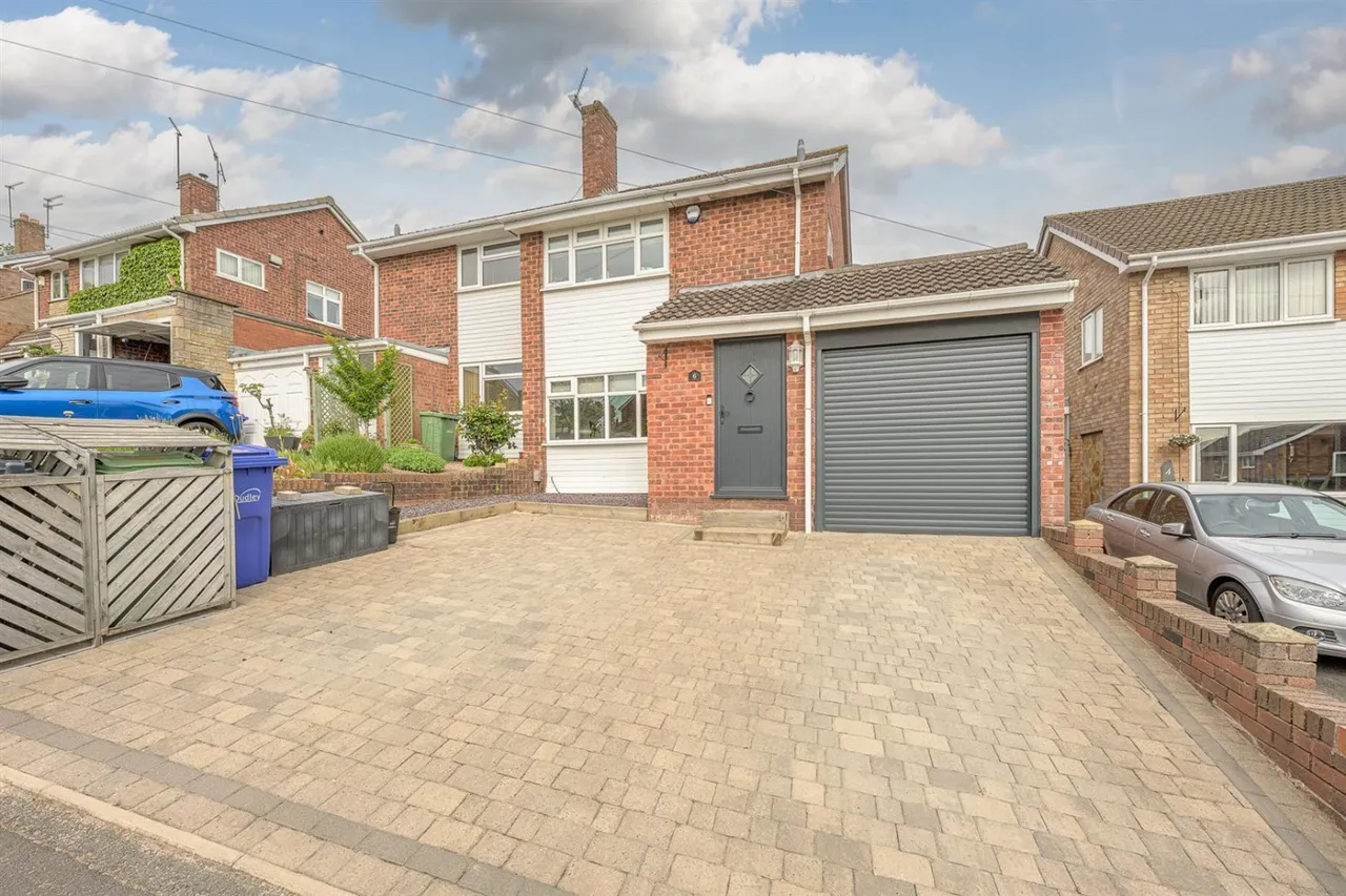 3 bed house for sale — Meadow Way, Wordsley, DY8 5JD
