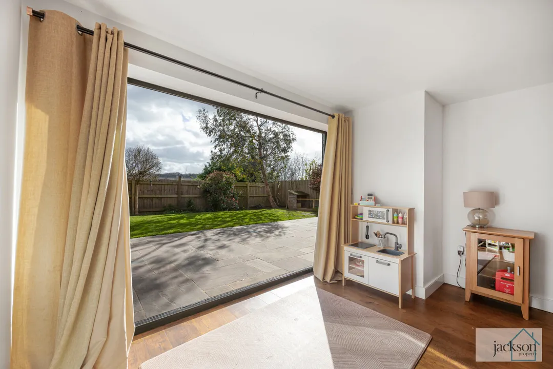 Detached Home with Double Garage, Rose Meadow, Marden, photo 12