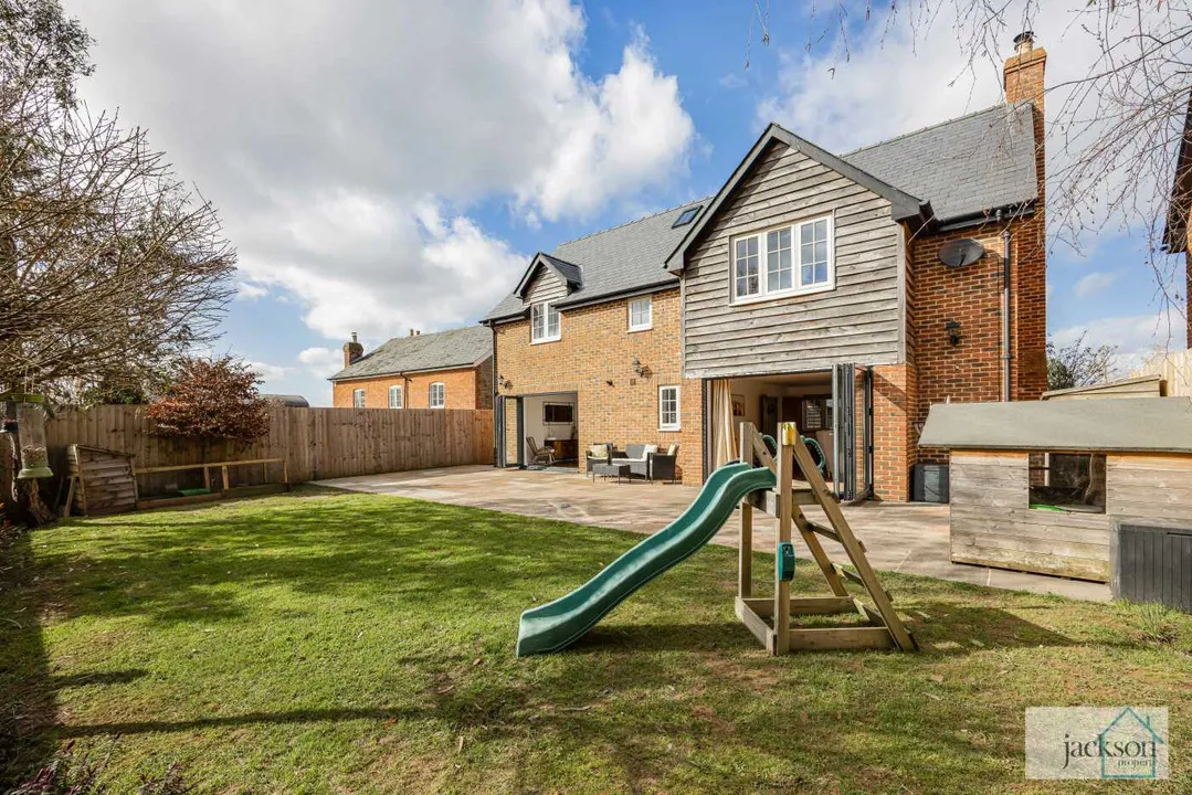 Detached Home with Double Garage, Rose Meadow, Marden, photo 57