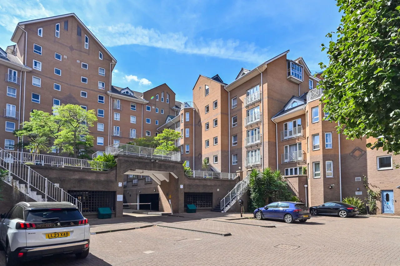 11 Aphrodite Court, Homer Drive, London, photo 4
