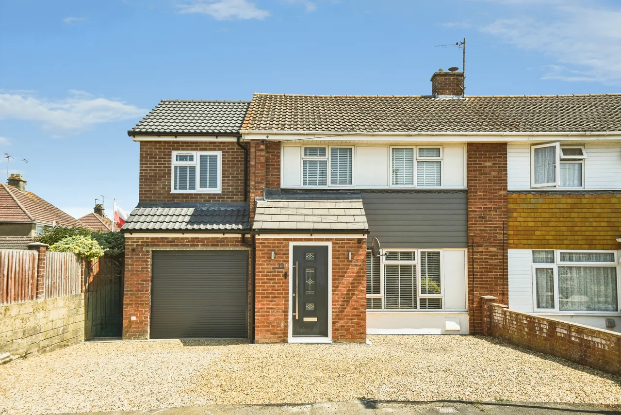 4 bed house for sale, Swallowfield Avenue, Old Walcot, SN3