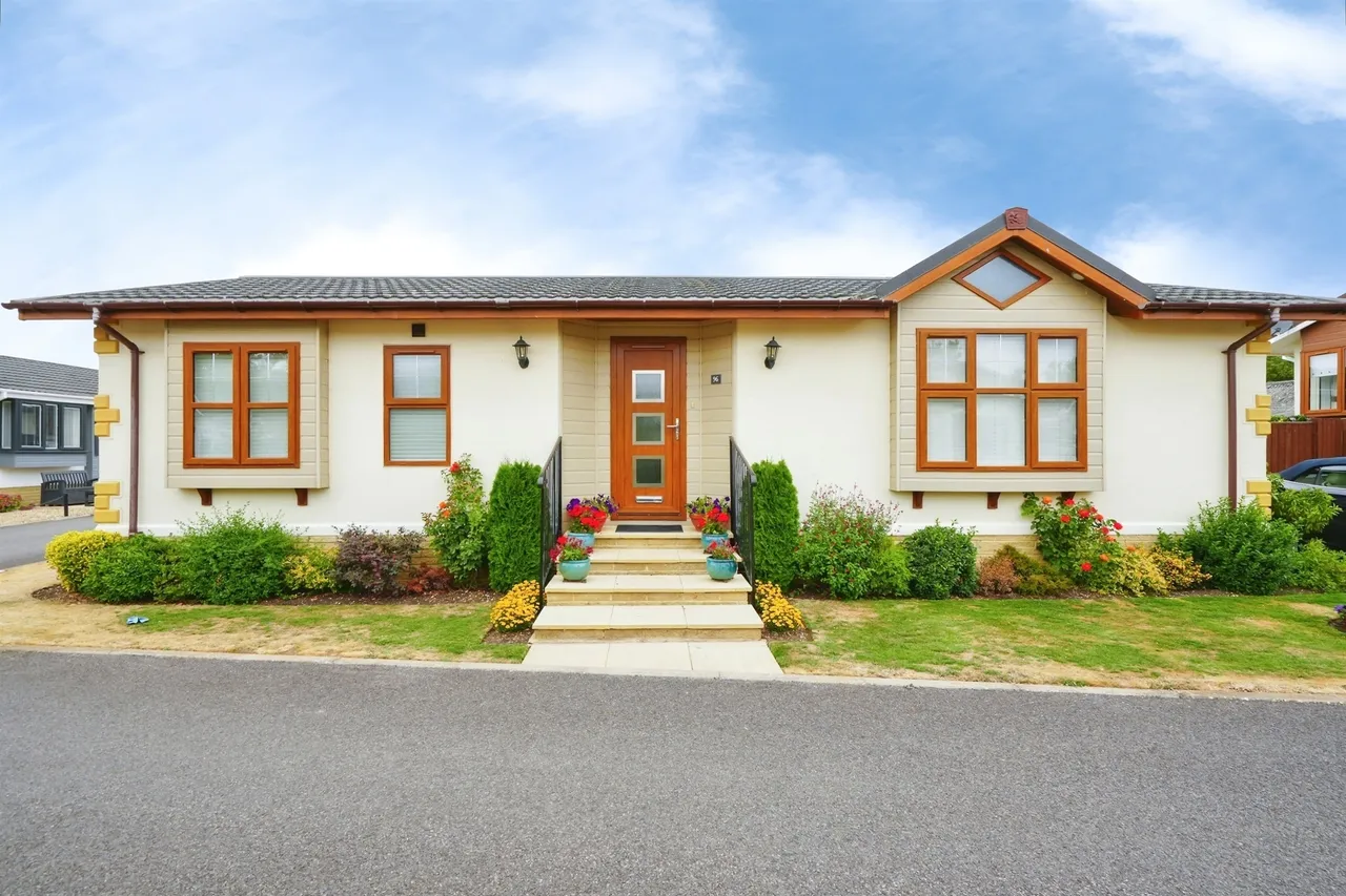 2 bed park home for sale — Heyford Leys, Upper Heyford, Bicester