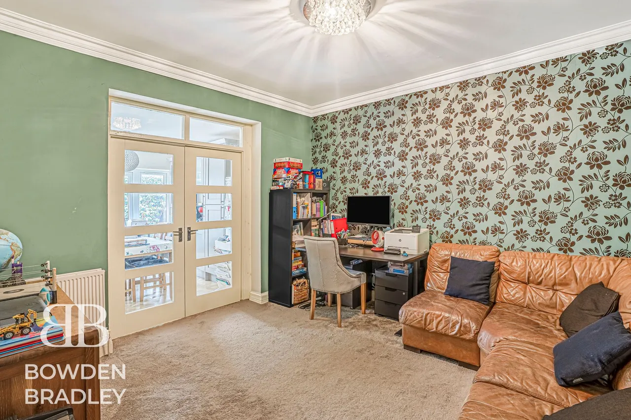 Glenham Drive, Newbury Park, IG2, photo 4
