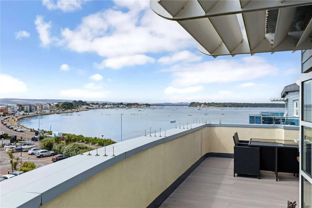 2 bed flat for sale — Shore Road, Poole, Dorset, BH13 7PJ