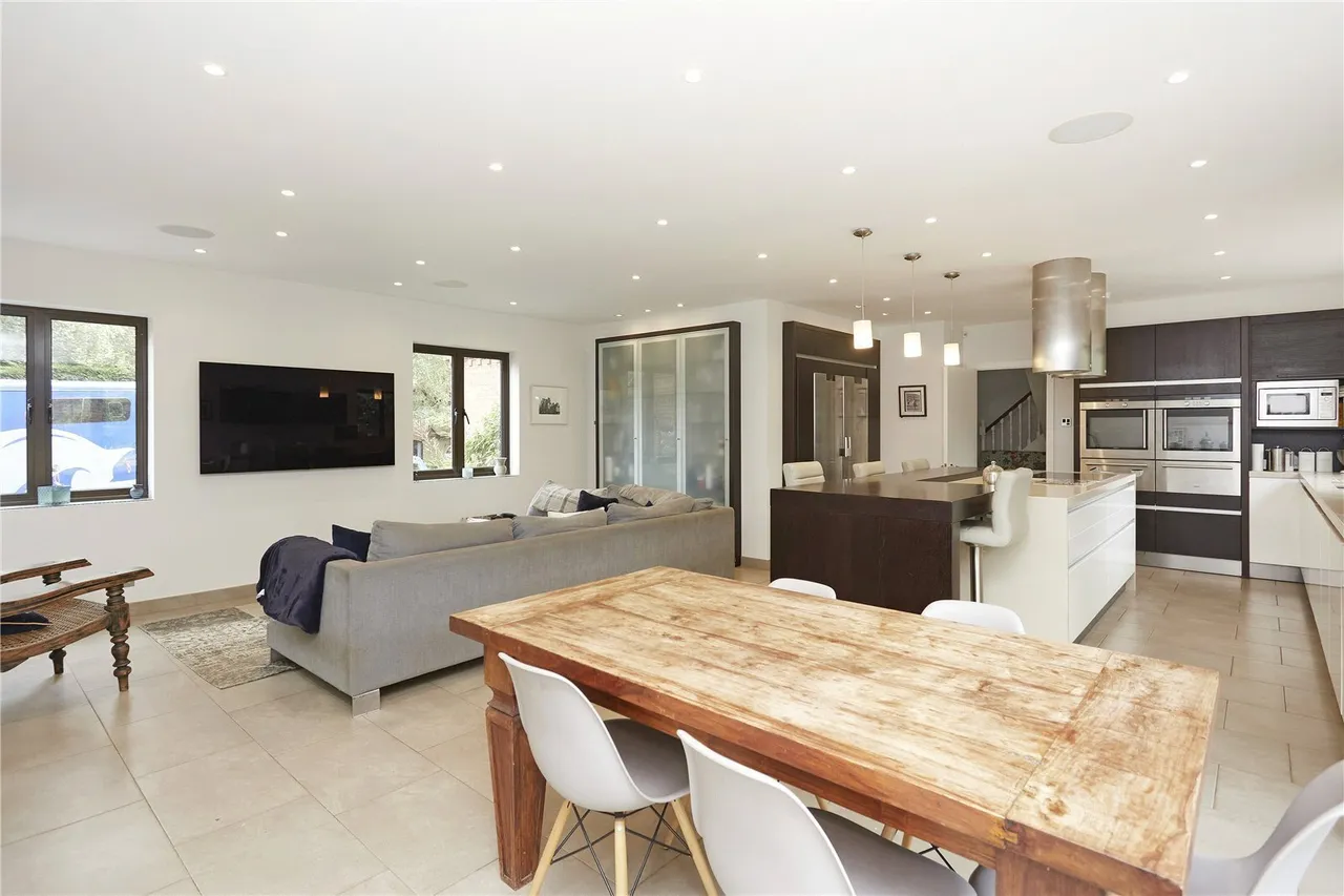 Woodcote End, Epsom, KT18, photo 2