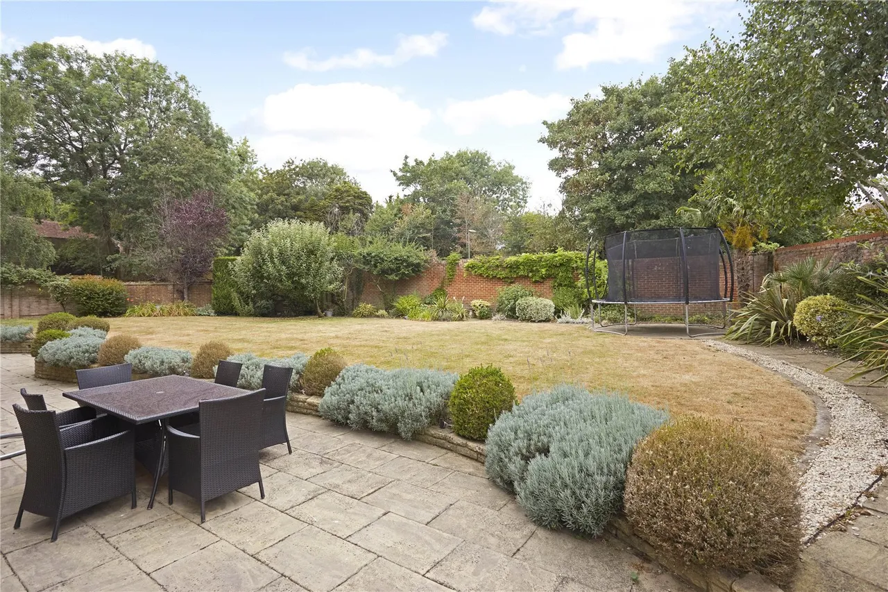 Woodcote End, Epsom, KT18, photo 3