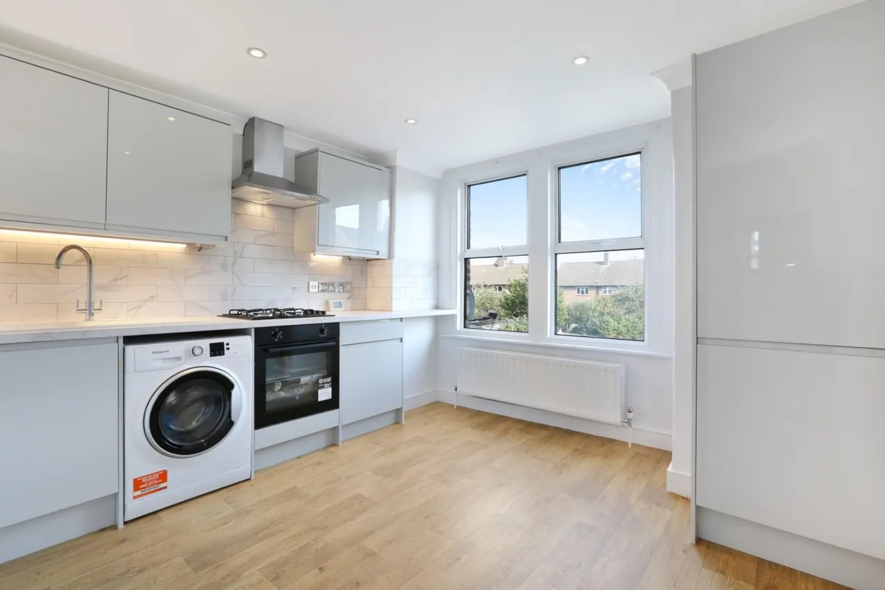 2 bed flat for sale, Hurstbourne Road, London, SE23