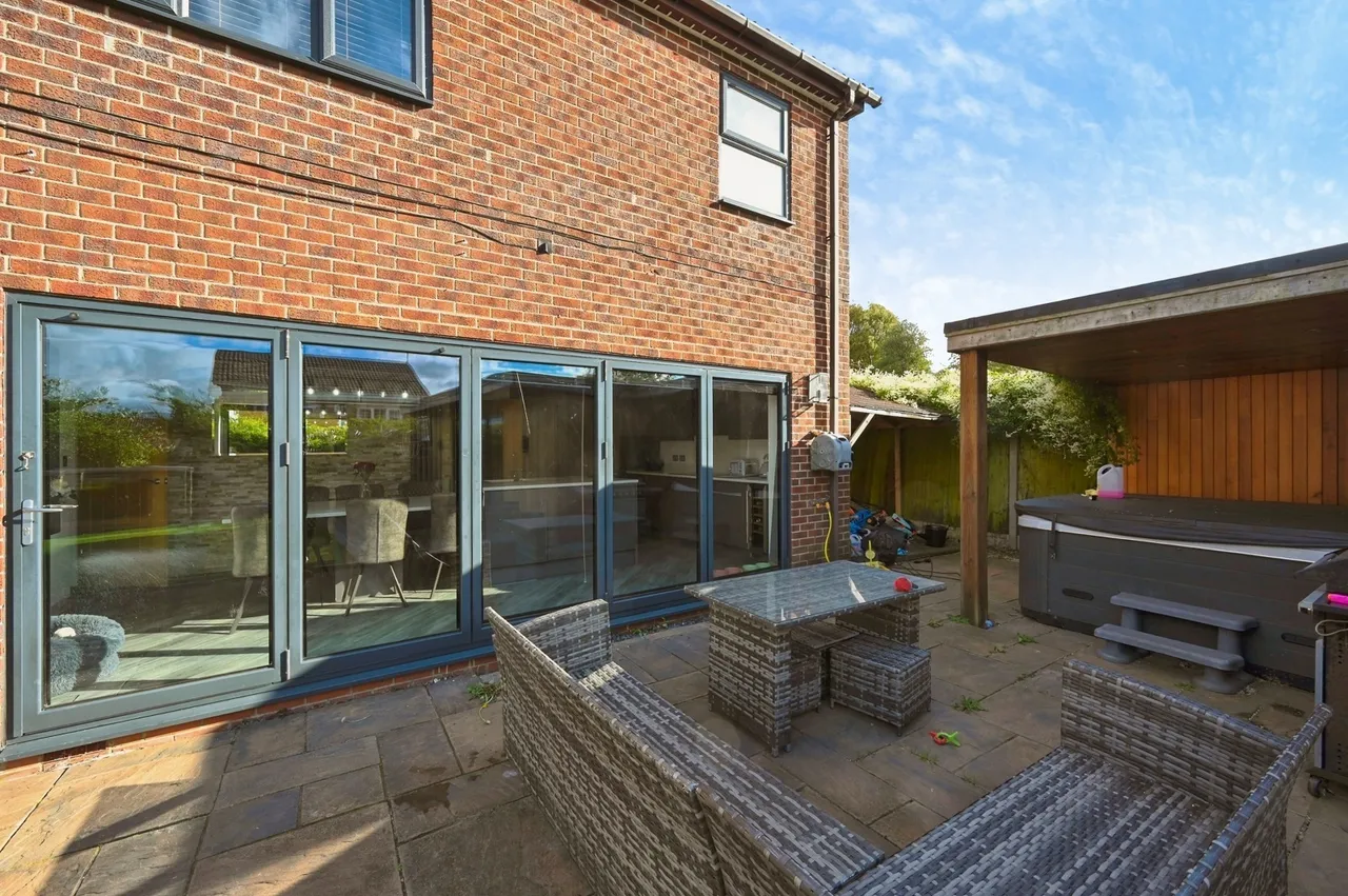 Tintern Close, Kirkby-in-Ashfield, NG17, photo 24