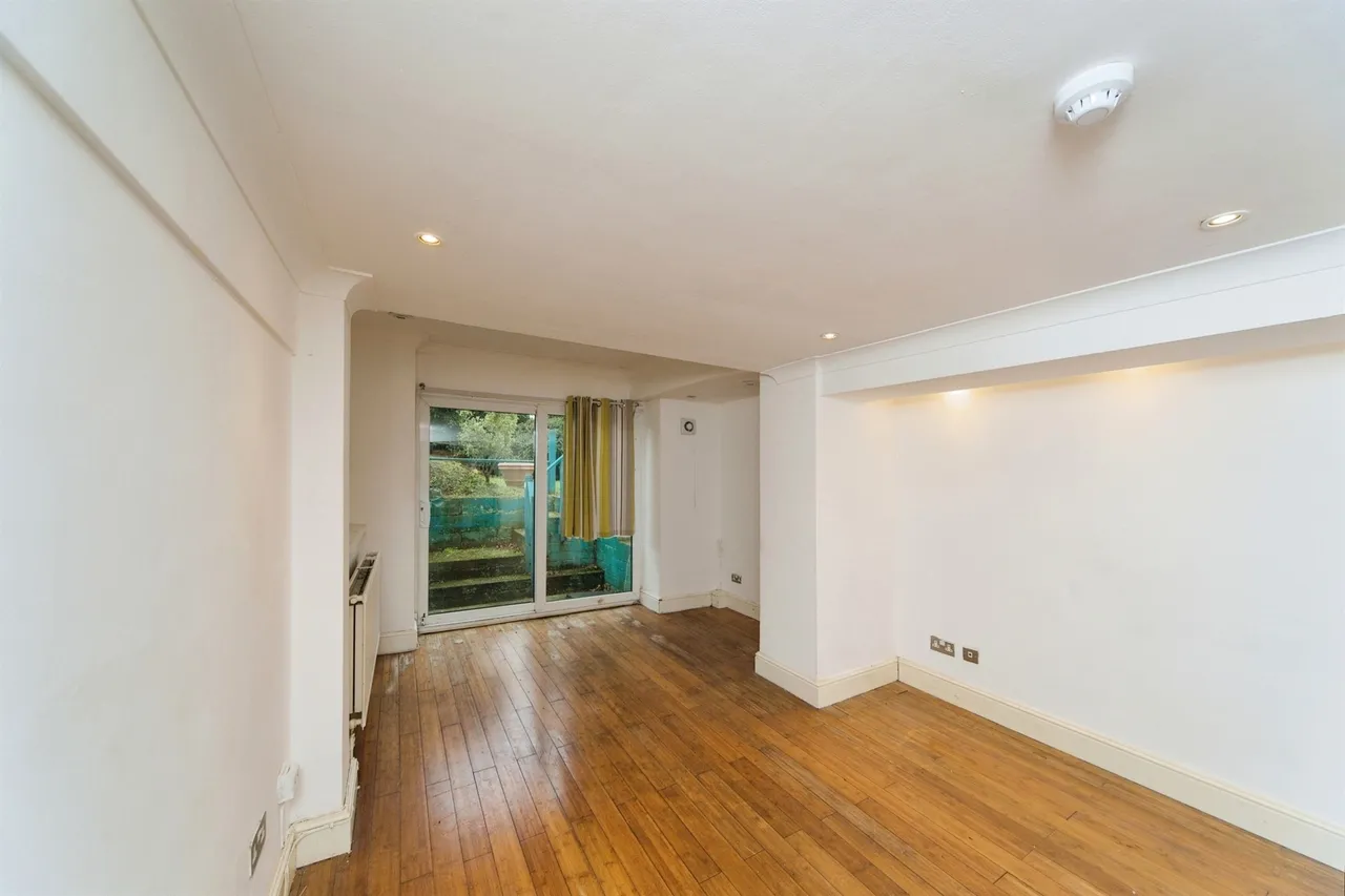Seaside Road, Eastbourne, photo 2