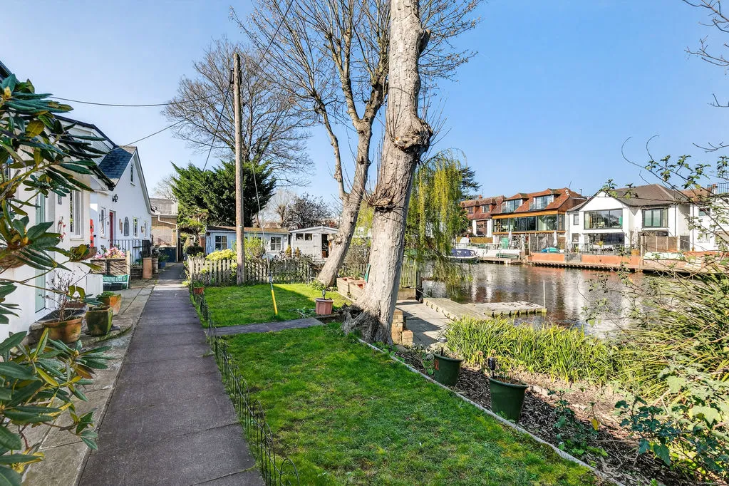 Sunbury Court Island, Sunbury-On-Thames TW16 5PP, photo 6