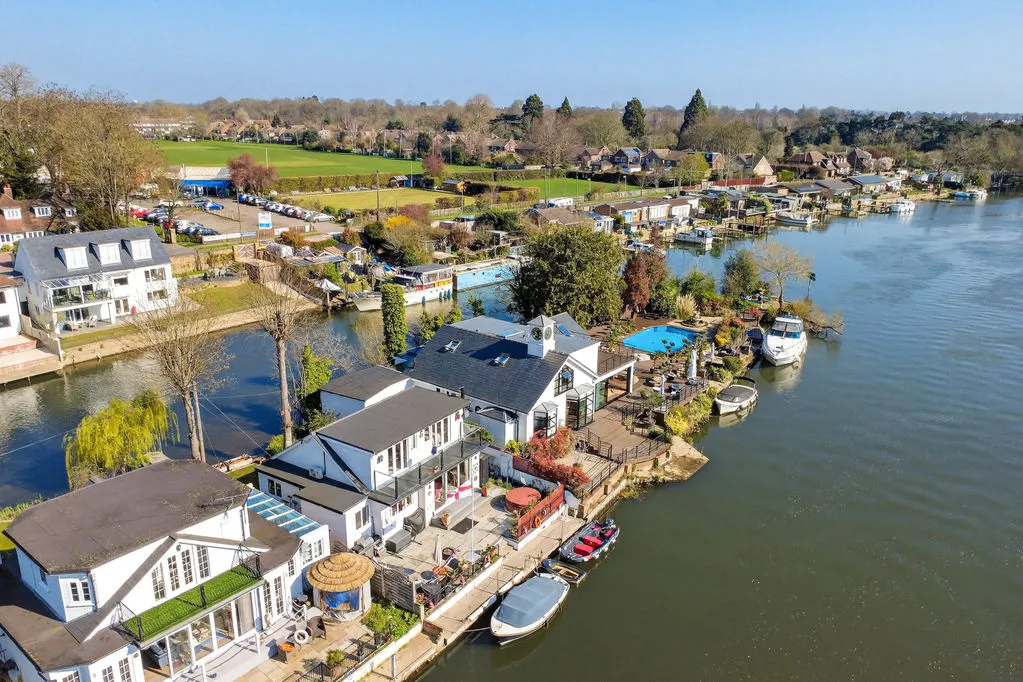 3 bed house for sale — Sunbury Court Island, Sunbury-On-Thames TW16 5PP