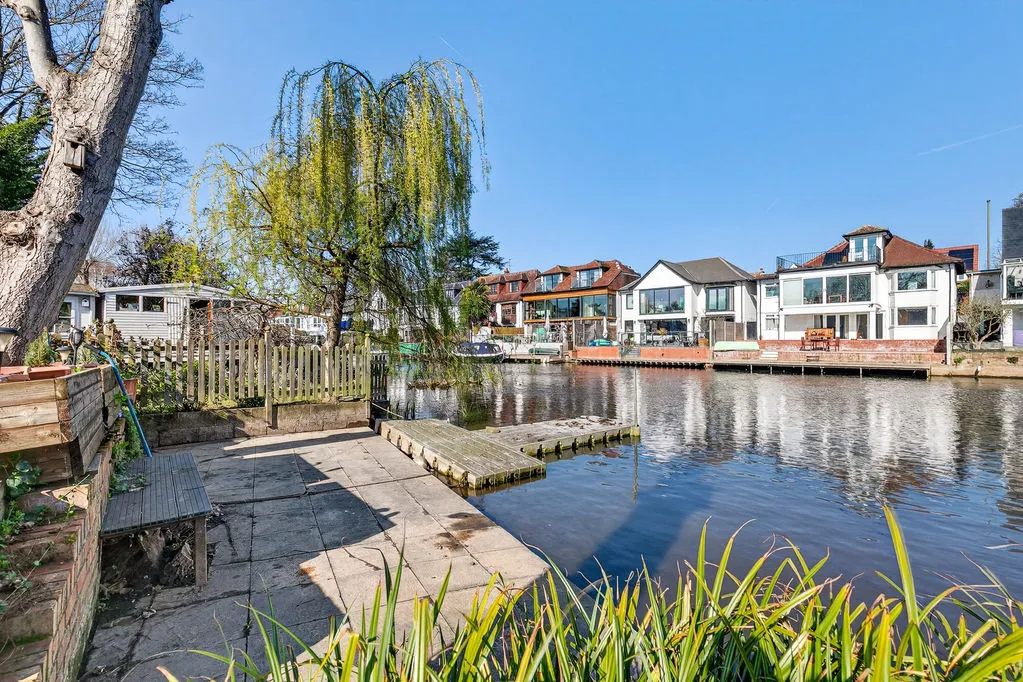 Sunbury Court Island, Sunbury-On-Thames TW16 5PP, photo 24