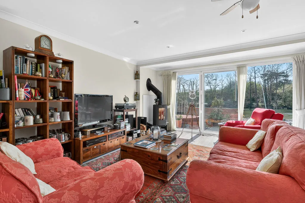 Sunbury Court Island, Sunbury-On-Thames TW16 5PP, photo 4