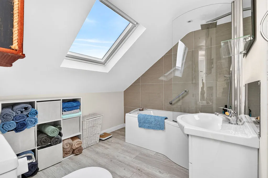 Sunbury Court Island, Sunbury-On-Thames TW16 5PP, photo 17
