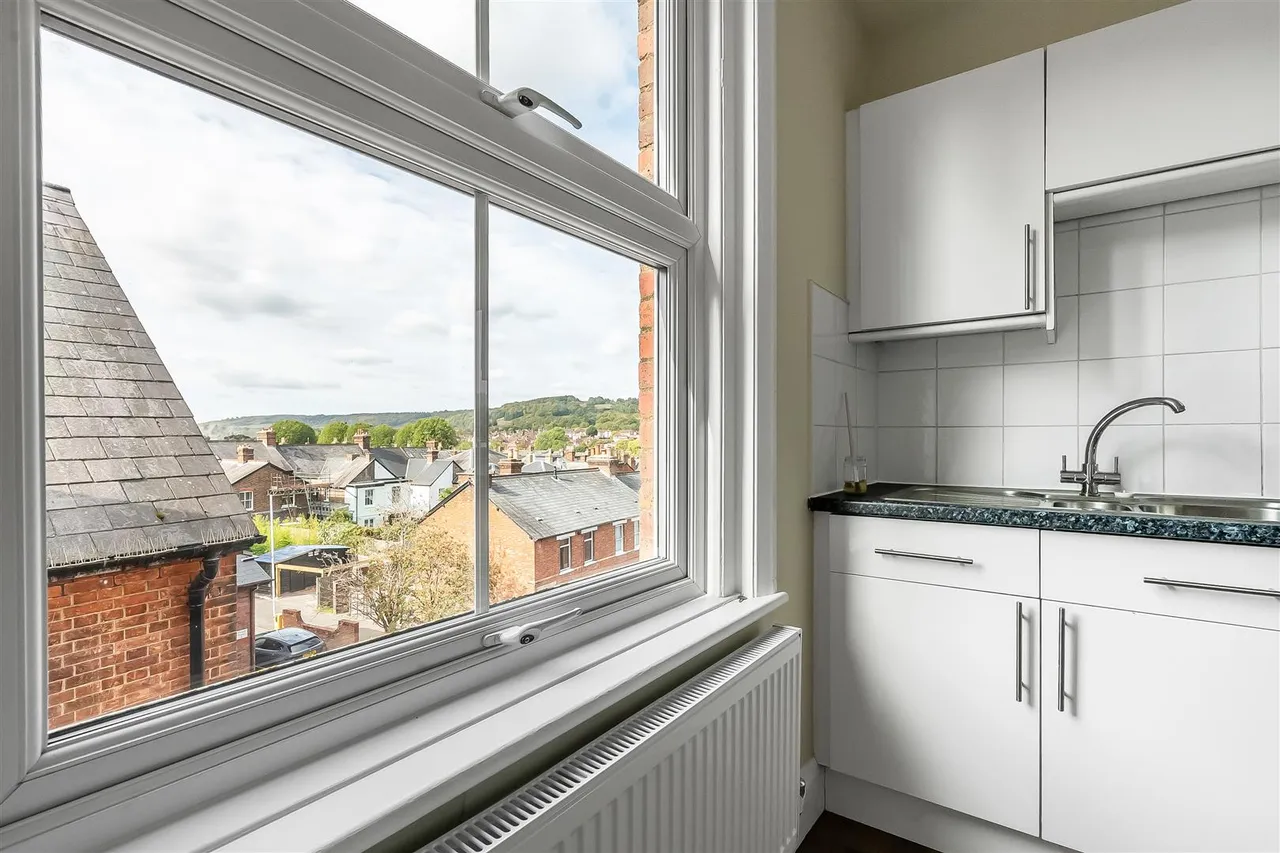 High Street, Dorking, RH4, photo 9