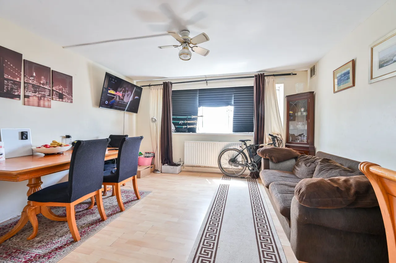 2 bed flat for sale — 22 Whittaker Court, Studley Road, London