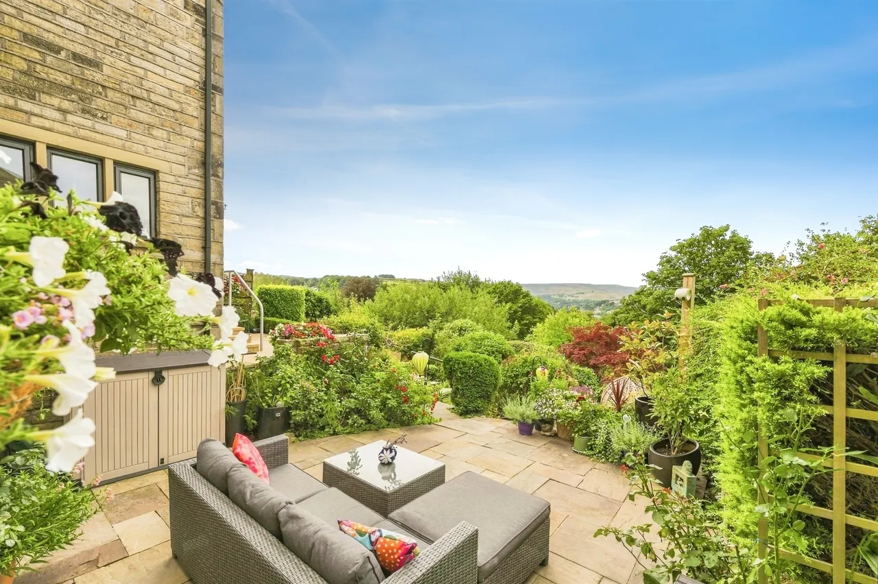 Cliff Hill Court, HOLMFIRTH, photo 4