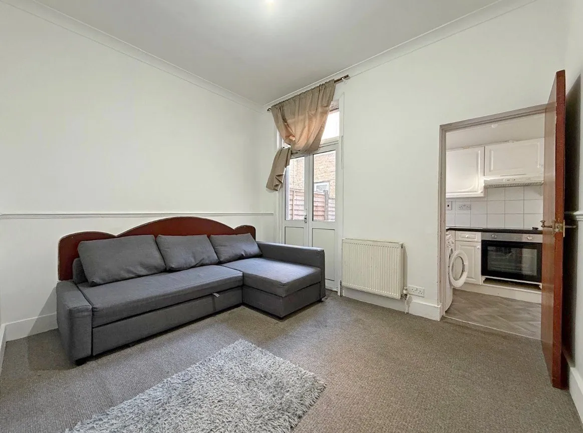 Lampton Road, TW3, photo 2