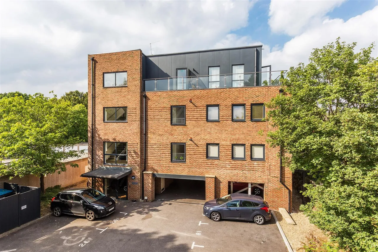 2 bed flat for sale, Challenge Court, Leatherhead, KT22