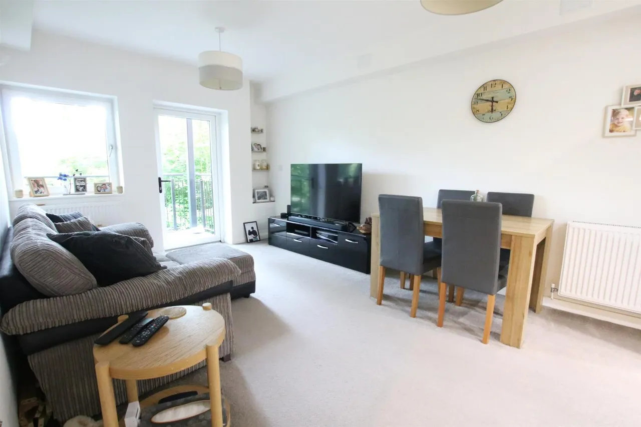 Challenge Court, Leatherhead, KT22, photo 2