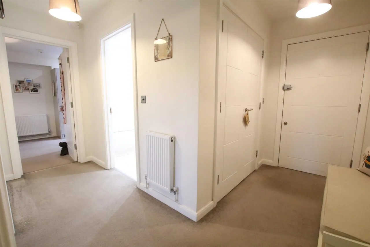 Challenge Court, Leatherhead, KT22, photo 8