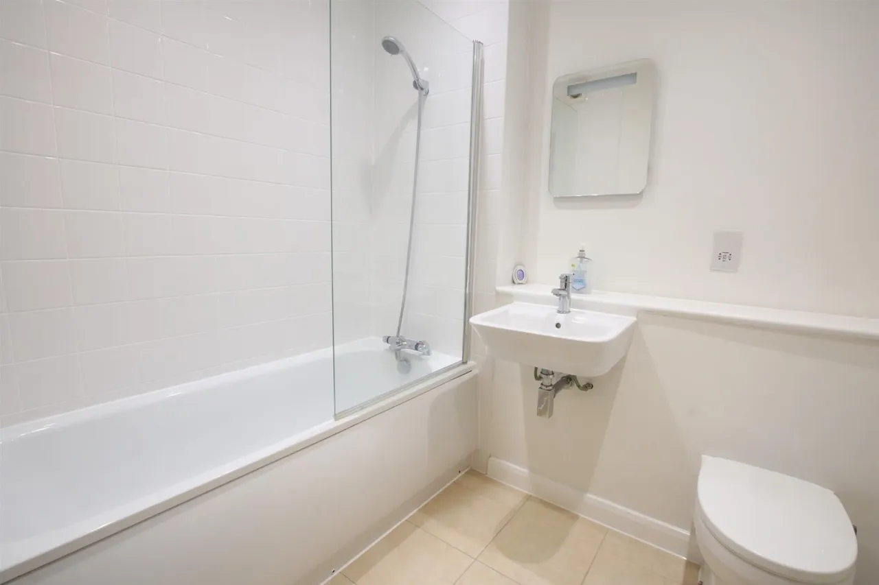 Challenge Court, Leatherhead, KT22, photo 6