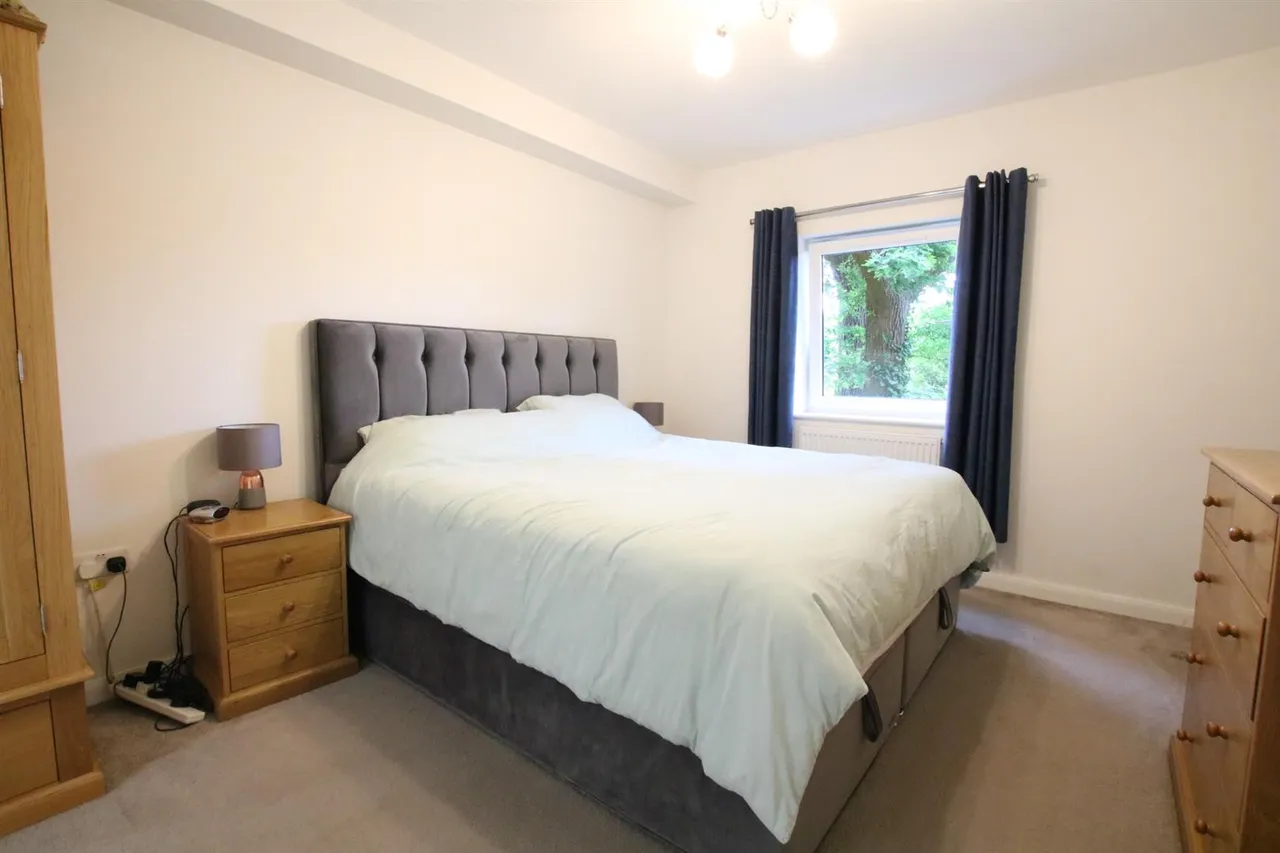 Challenge Court, Leatherhead, KT22, photo 5