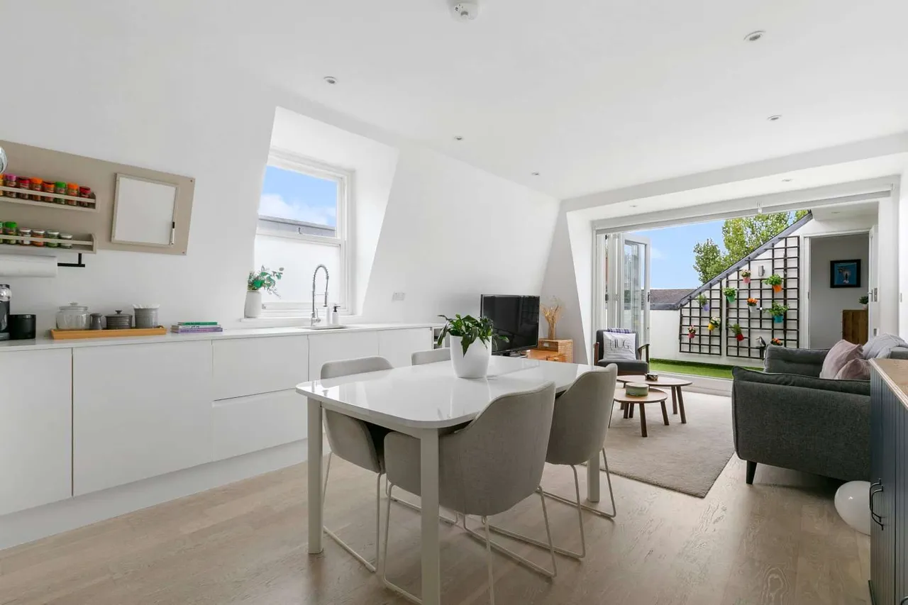 2 bed flat for sale — Elmfield Road, London, SW17 8AA