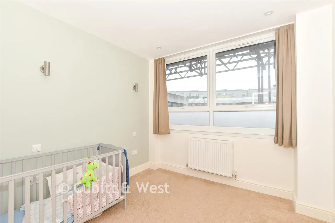 London Road, East Grinstead, RH19, photo 8