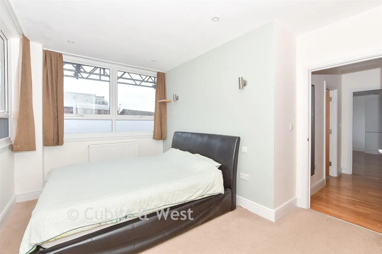 London Road, East Grinstead, RH19, photo 6