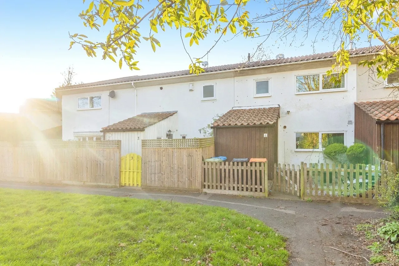 3 bed house to rent — Summergill Court, MK13