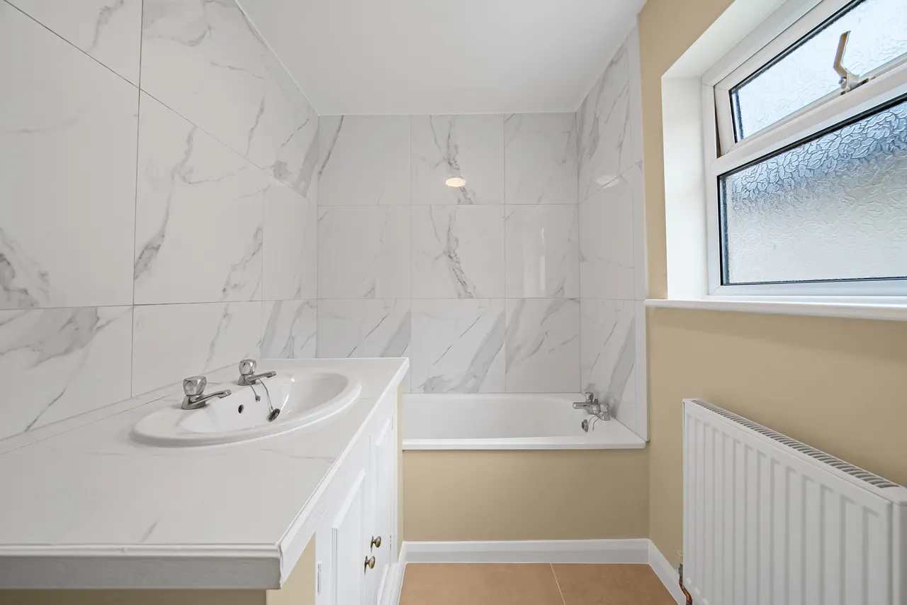 Victoria Road, Addlestone, KT15, photo 12
