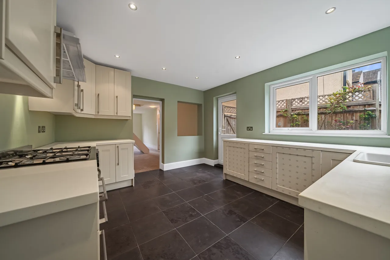 Victoria Road, Addlestone, KT15, photo 2