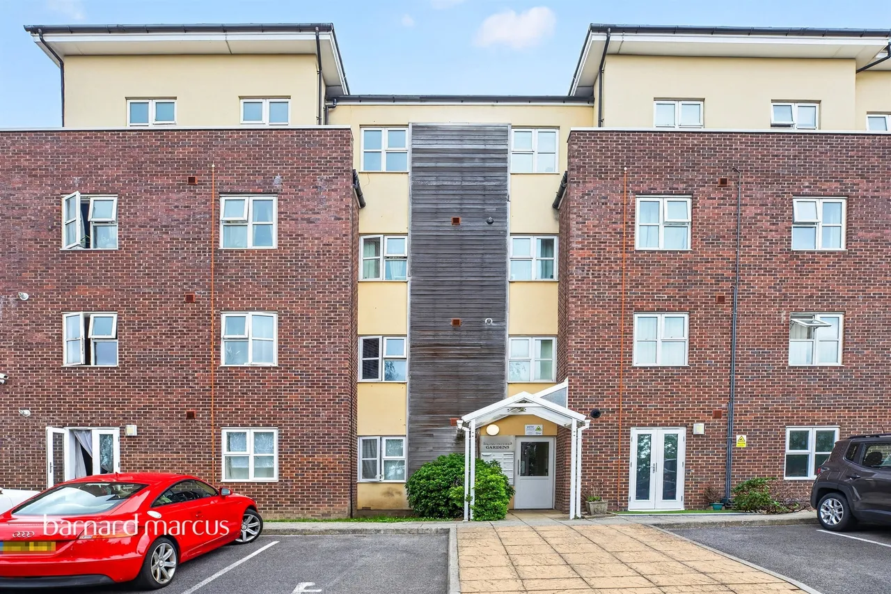 2 bed flat for sale — Beaumaris Gardens, London