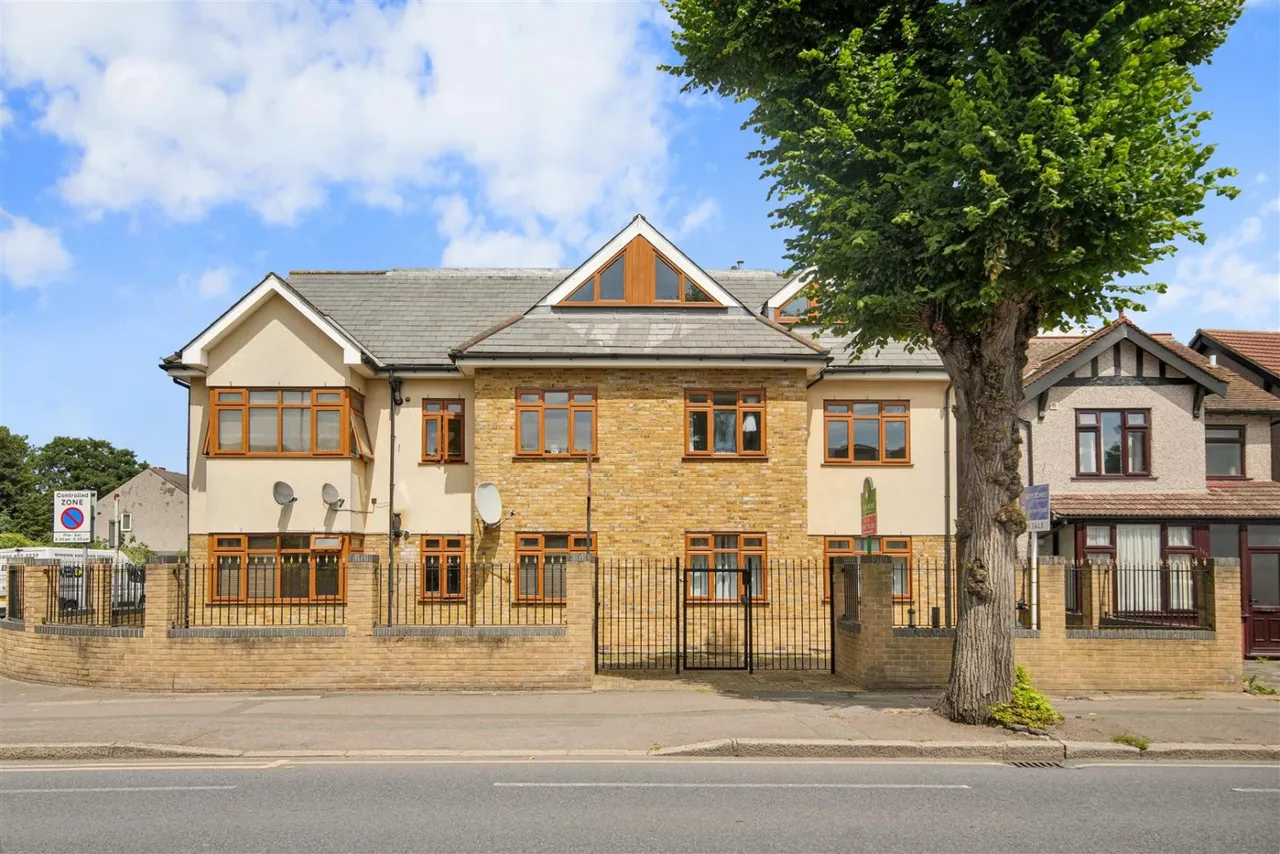 2 bed flat for sale — Mawney Road, Romford, RM7