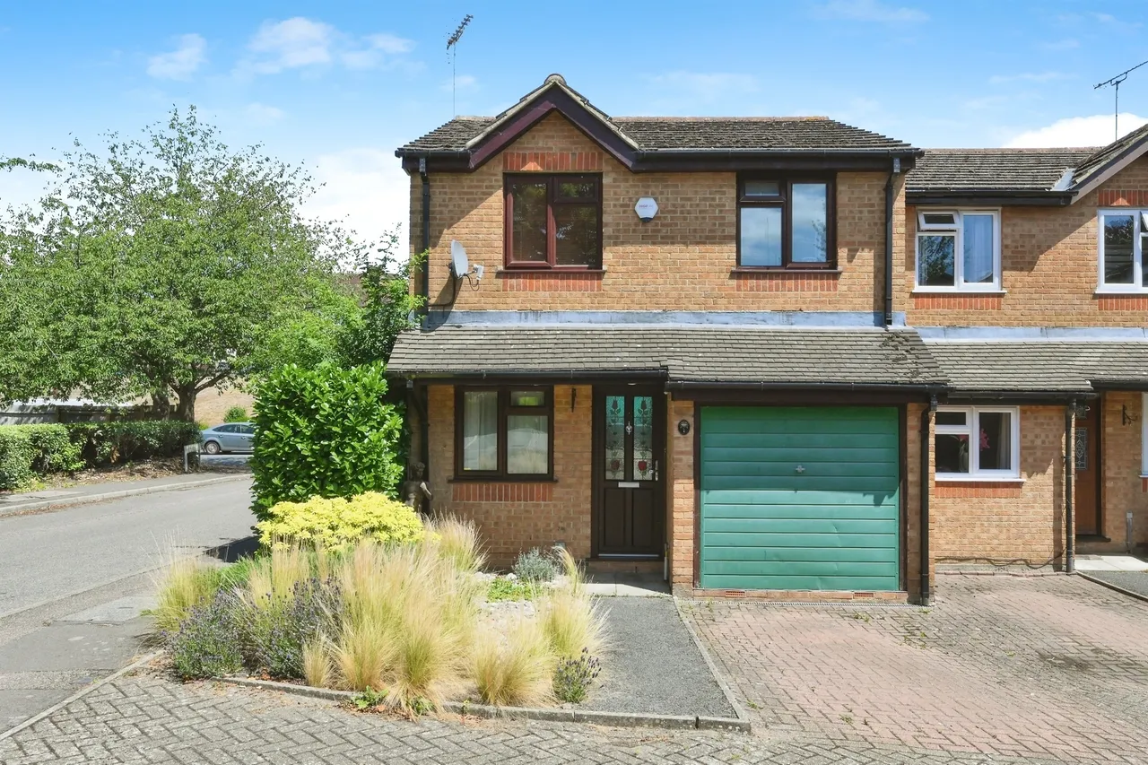 3 bed house for sale — Parrotts Field, Hoddesdon