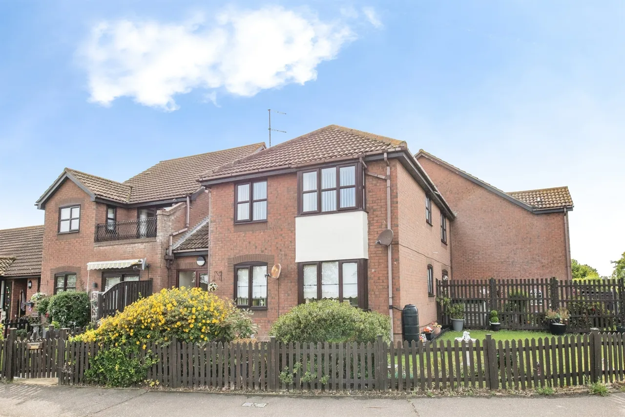 2 bed flat for sale — Spinnaker Close, Clacton-On-Sea