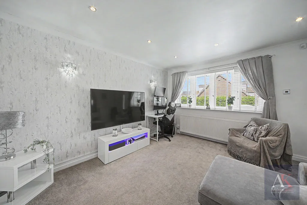 Fairfax Drive, Littleborough OL15 8RA, photo 2