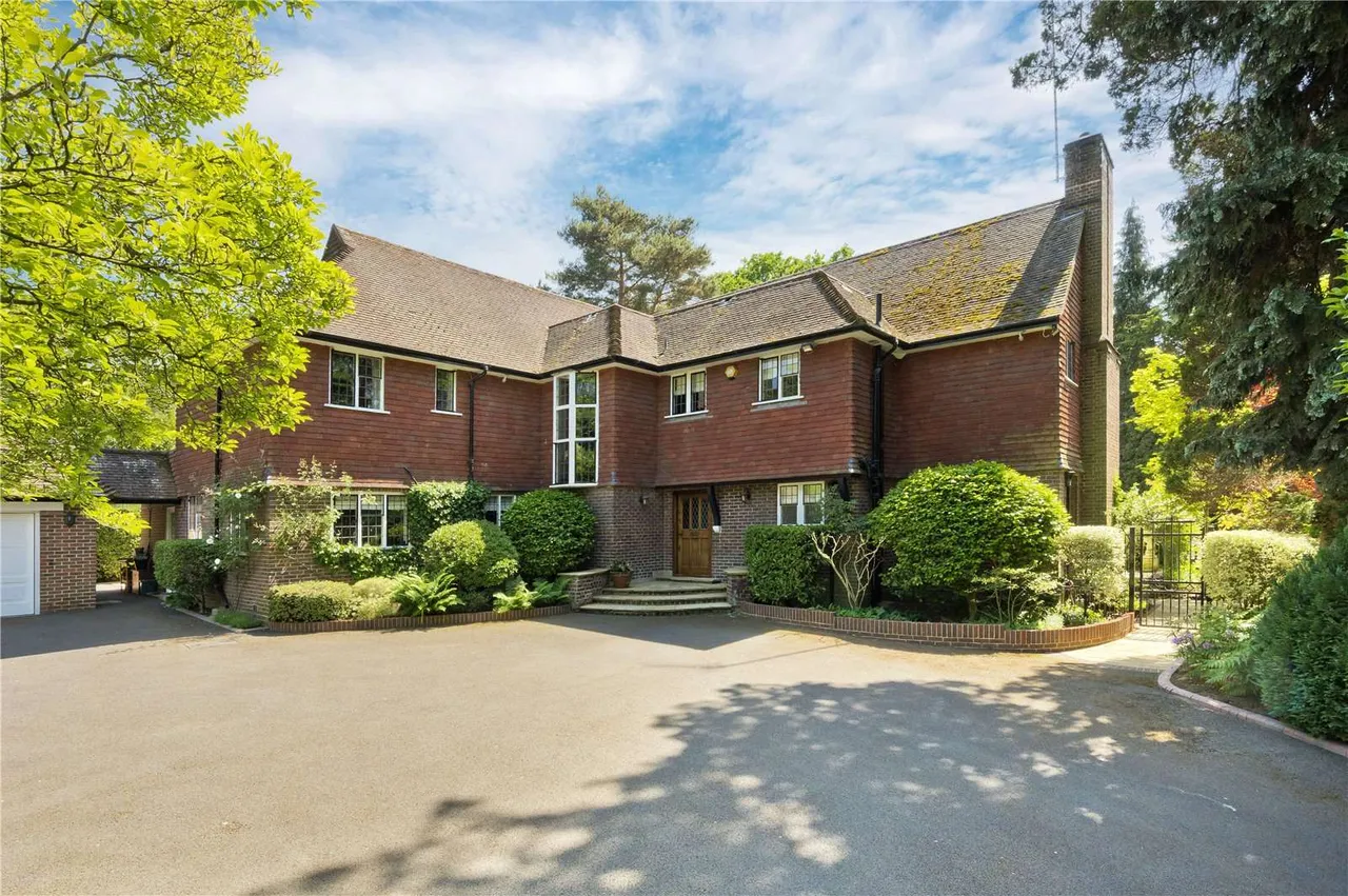 South Road, St George's Hill, Weybridge, Surrey, KT13 0NA, photo 2