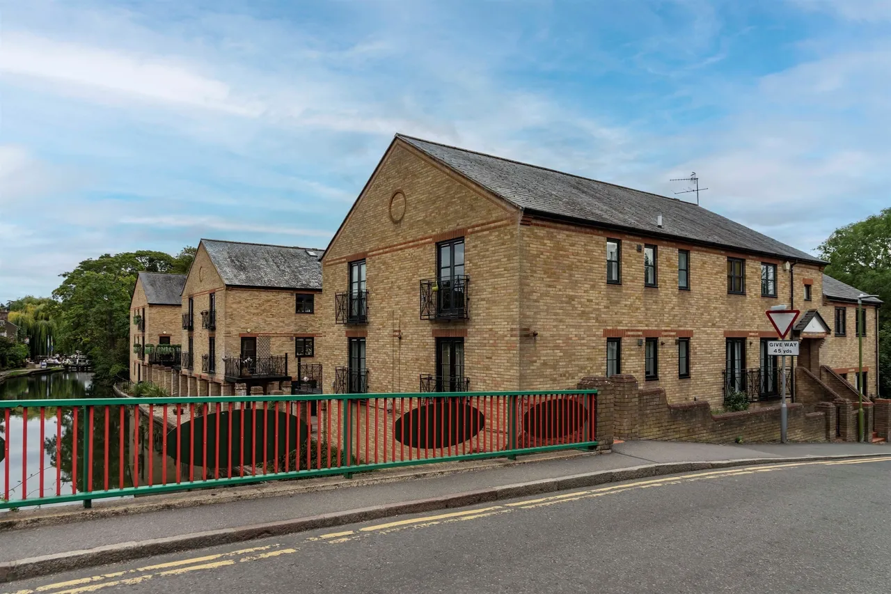 2 bed flat for sale — Ravens Lane, Berkhamsted