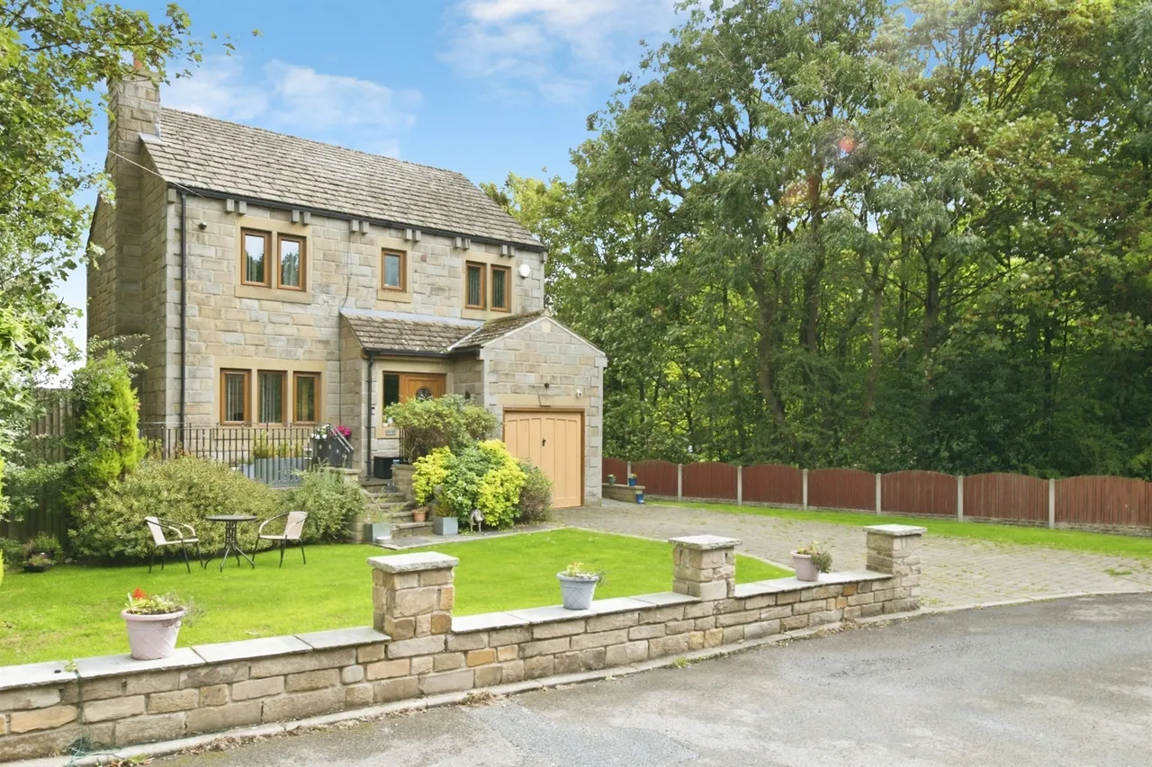 4 bed house for sale, Riverside Court, Denby Dale, HD8
