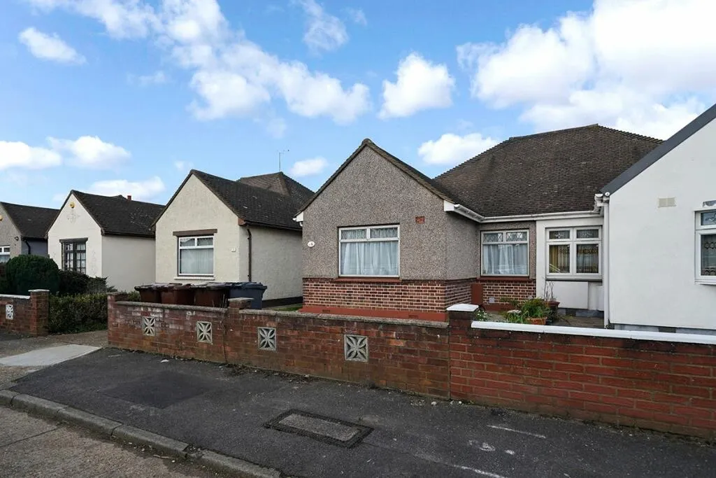 2 bed house for sale — Purland Close, Dagenham, RM8 1AS