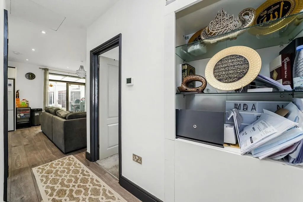 Purland Close, Dagenham, RM8 1AS, photo 2
